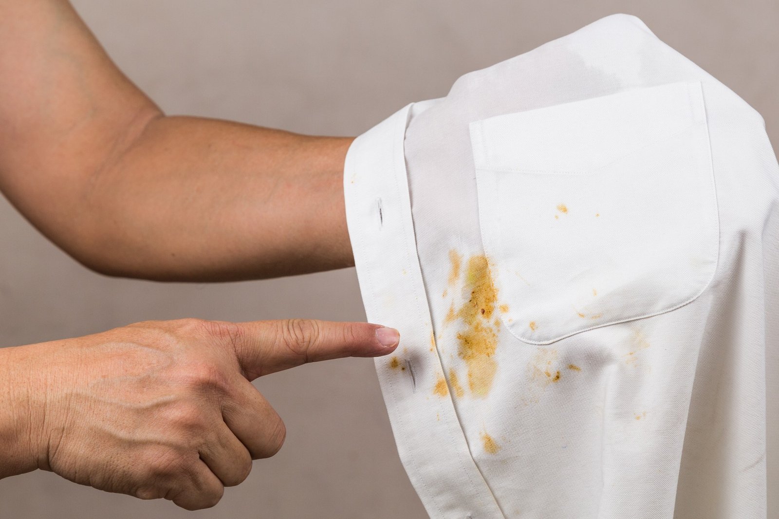 Fettflecken aus einem Shirt entfernen